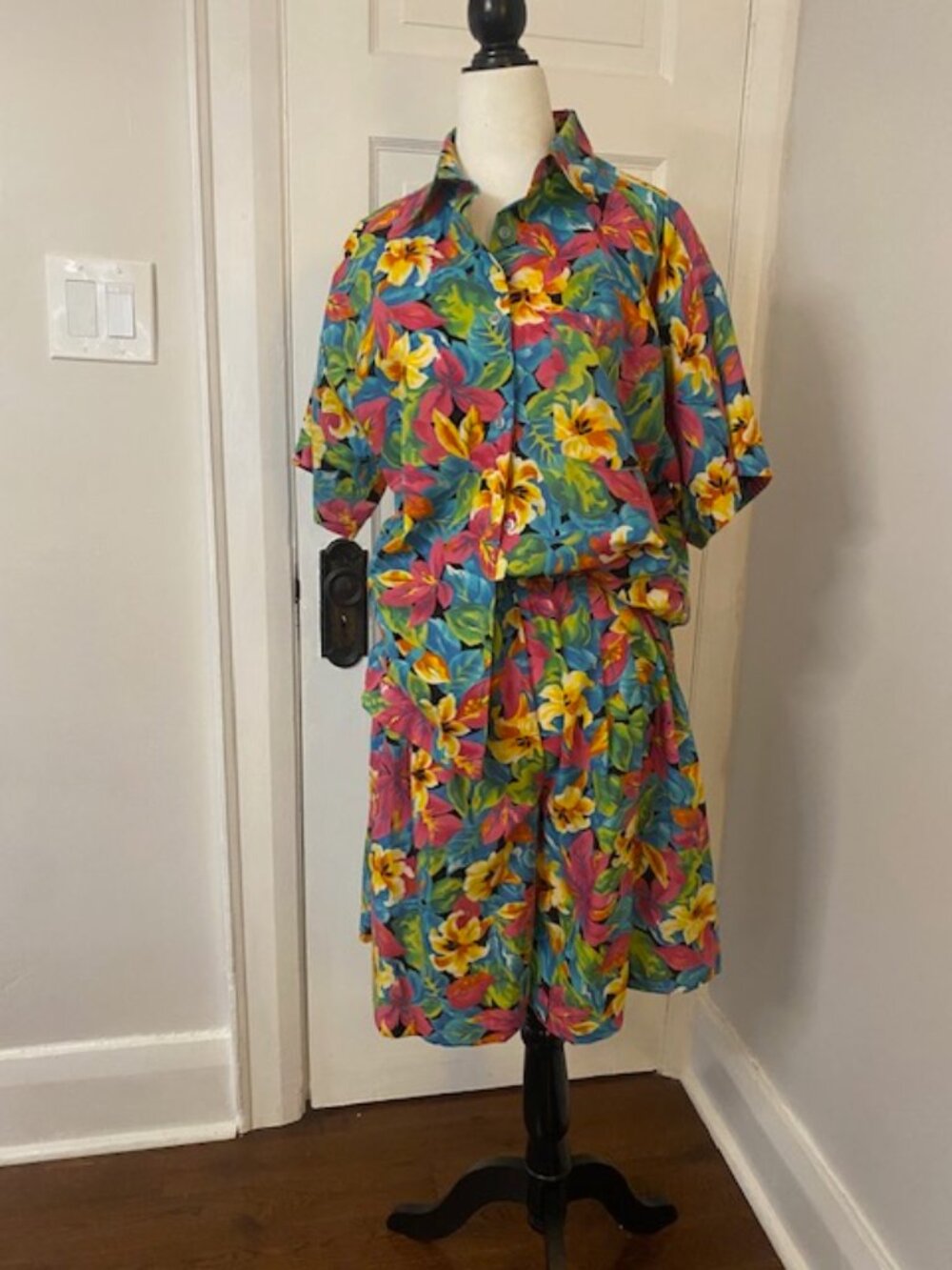 VTG 80's retro shorts and Shirt Set Floral loud colours. Marsh Mallow Med baggy